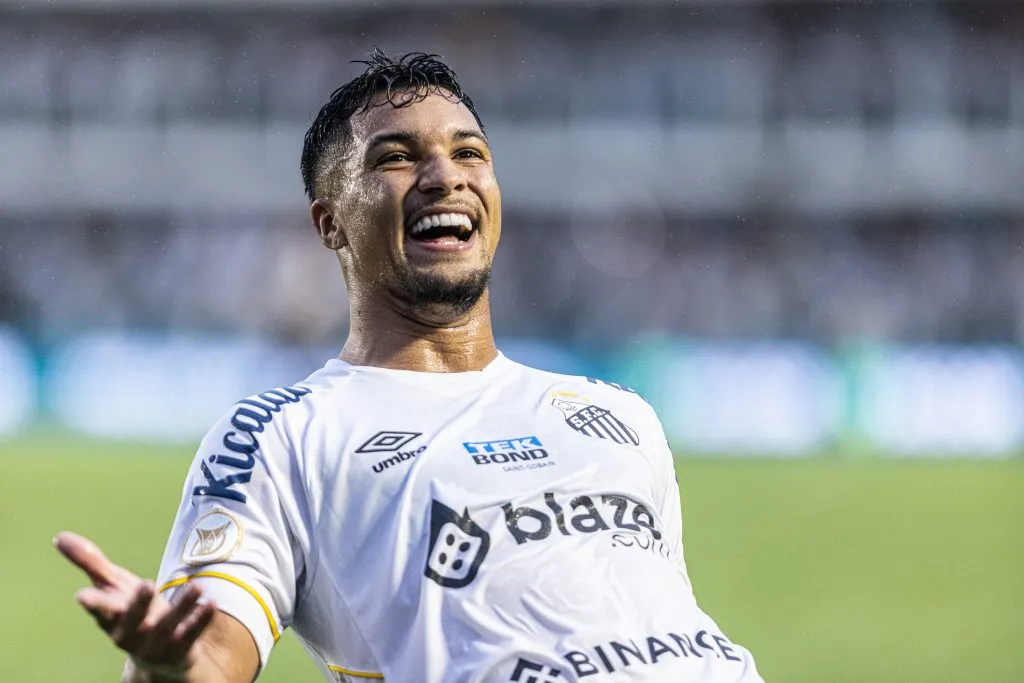 SP – SANTOS – 01/10/2023 – BRASILEIRO A 2023, SANTOS X VASCO – Marcos Leonardo jogador do Santos comemora seu gol durante partida contra o Vasco no estadio Vila Belmiro pelo campeonato Brasileiro A 2023.  Foto: Abner Dourado/AGIF