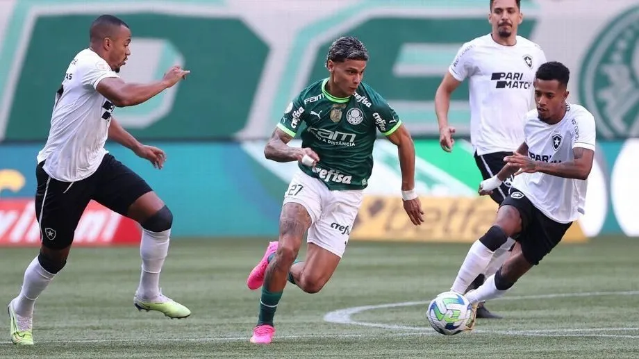 Marlon Freitas, Richard Rios e Tche Tche disputam a bola em Palmeiras e Botafogo