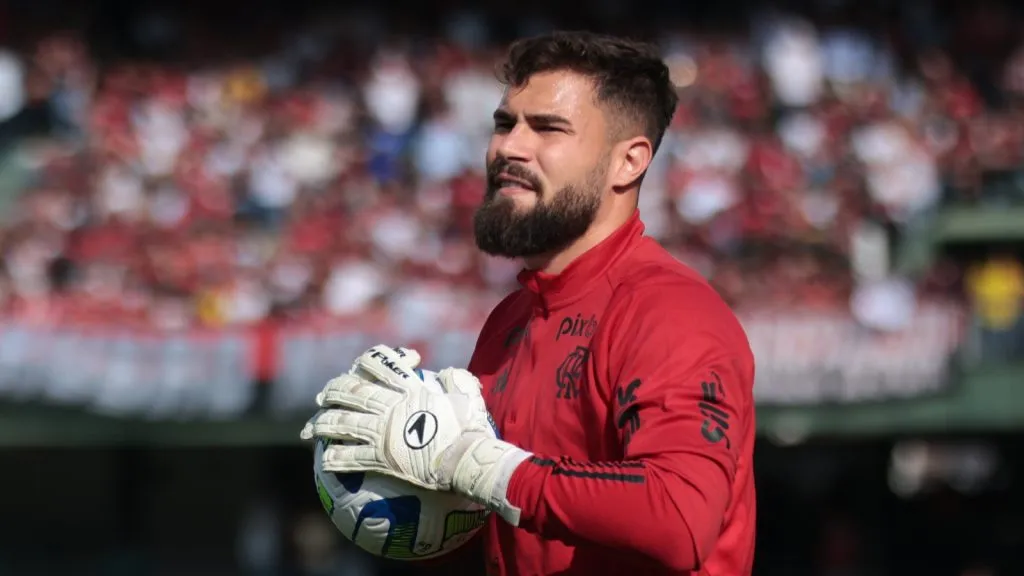Matheus Cunha em jogo do Flamengo. Robson Mafra/AGIF.