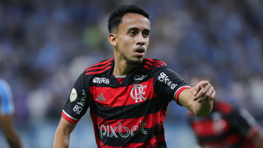 Matheus Gonçalves em jogo do Flamengo. Maxi Franzoi/AGIF.