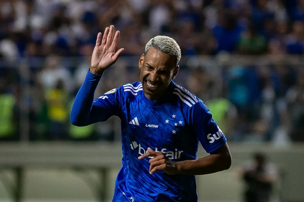 Matheus Pereira jogador do Cruzeiro comemora seu gol durante partida contra o Bragantino no estadio Independencia pelo campeonato Brasileiro A 2024. Foto: Fernando Moreno/AGIF