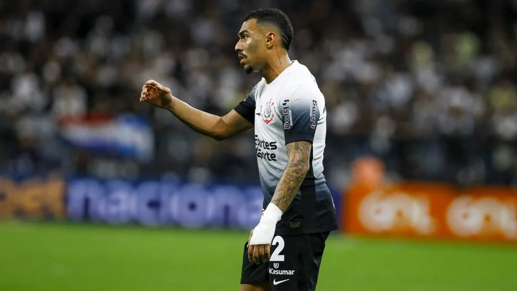 Matheuzinho durante partida. Foto: Marco Miatelo/AGIF