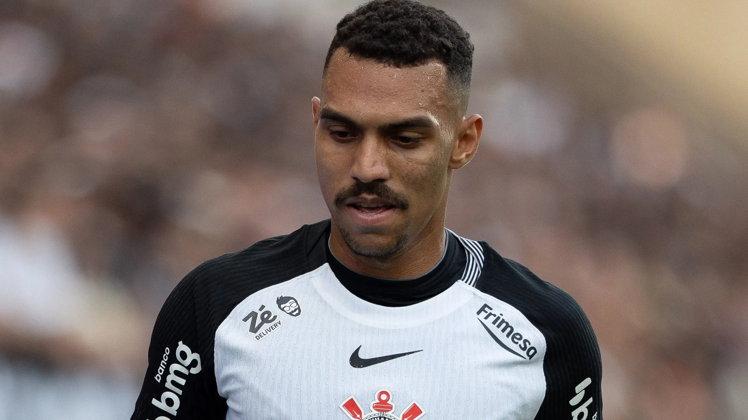 SP – SAO PAULO – 07/12/2025 – BRASILEIRO A 2025, CORINTHIANS X JUVENTUDE – Matheuzinho jogador do Corinthians lamenta durante partida contra o Juventude no estadio Arena Corinthians pelo campeonato Brasileiro A 2025. Foto: Joisel Amaral/AGIF