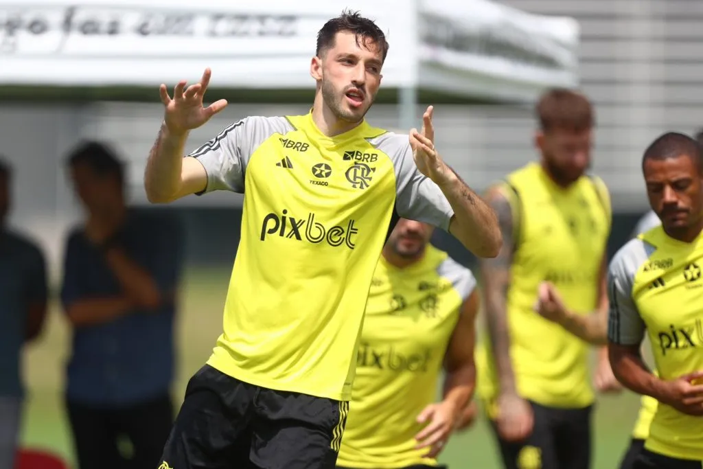 Matias Viña, durante treino coletivo do elenco rubro-negro no CT do Flamengo. Foto: Gilvan de Souza /CRF