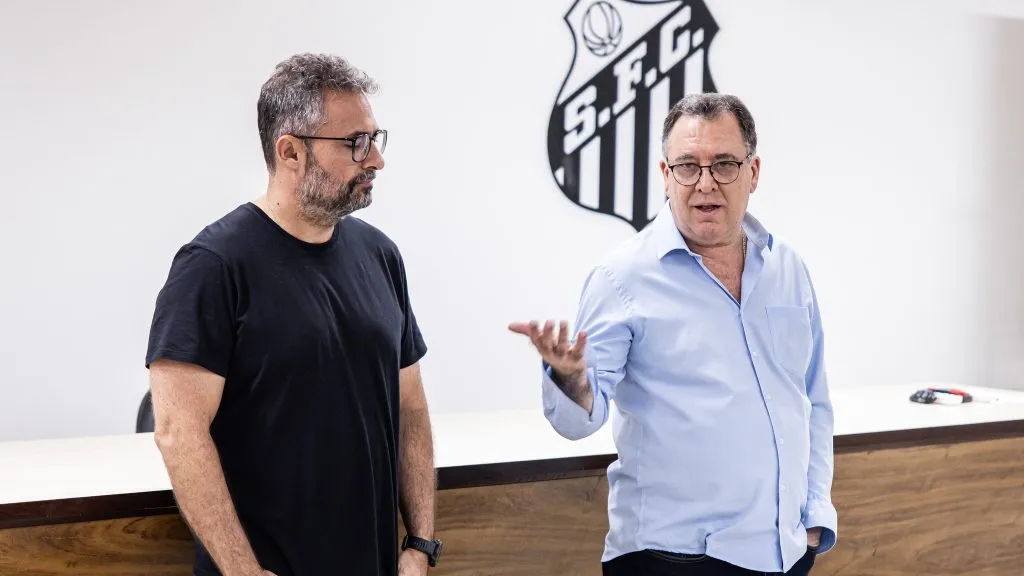Marcelo Teixeira apresenta Alexandre Mattos ao elenco do Santos- Foto: Raul Baretta/ Santos FC.