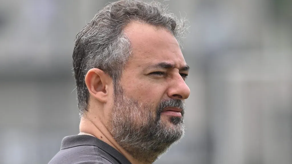 Alexandre Mattos com semblante mais sério olhando para o campo - Foto: Jota Erre/AGIF