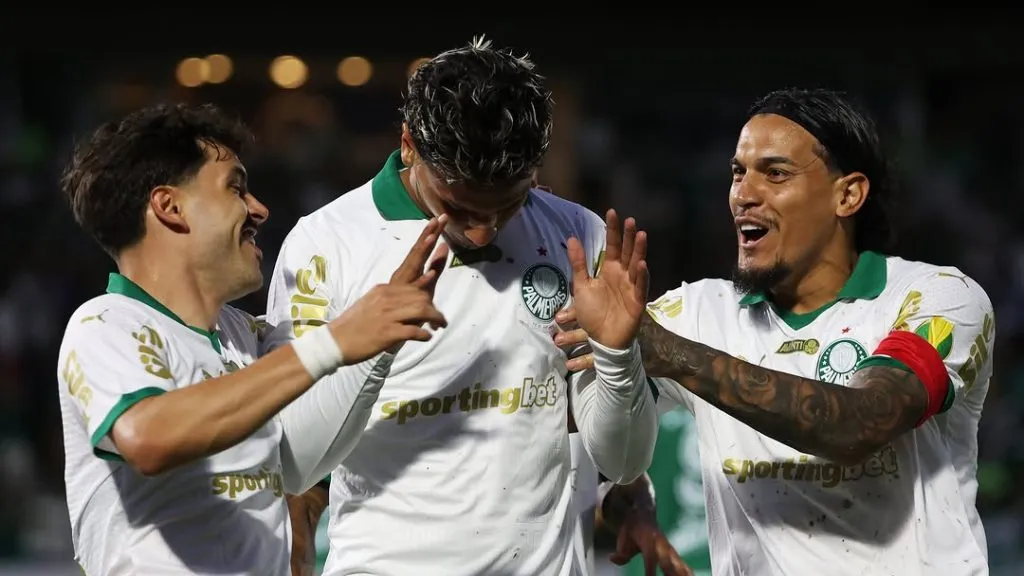 Maurício marca e comemora golaço com companheiros de equipe, no Brinco da Princesa pelo Campeonato Paulista 2025. Foto: Fabio Menotti / Palmeiras