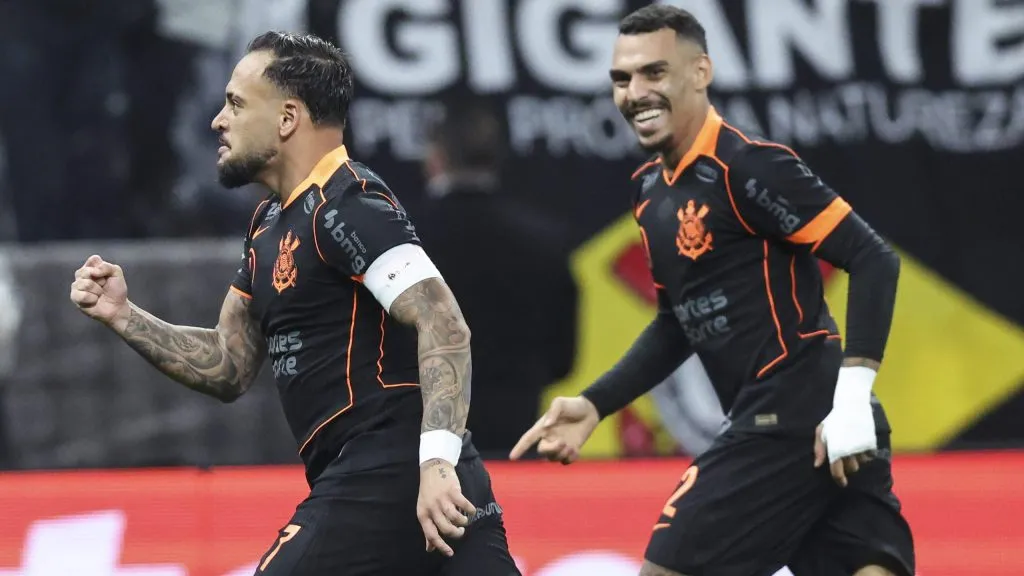 Maycon comemora gol diante do Atlético-MG com Matheuzinho – (Photo by Alexandre Schneider/Getty Images)