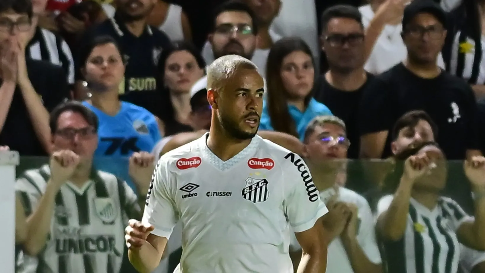 Foto: Jota Erre/AGIF – Lateral durante jogo do Alvinegro contra o Velo Clube, pelo Paulistão.