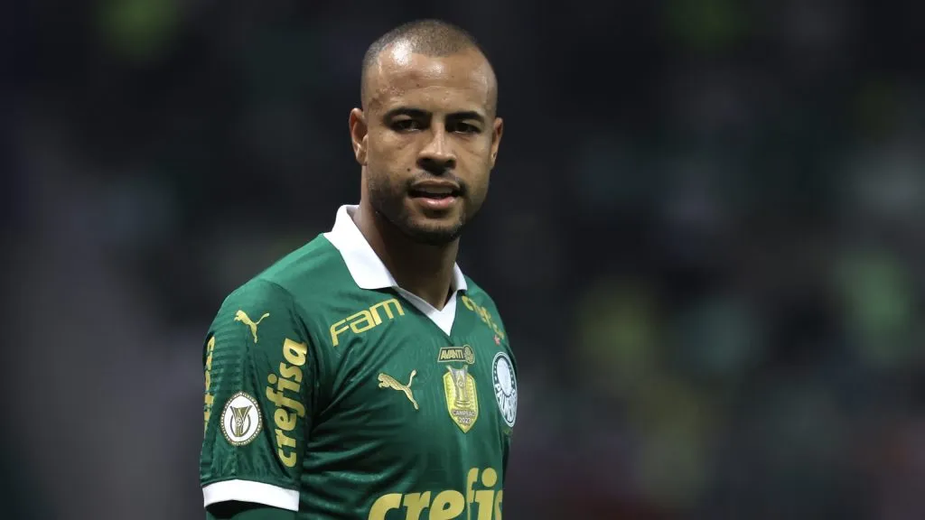 Santos definiu piso salarial para conseguir acertar com Mayke e lateral marca reunião para deixar o Palmeiras  – Foto: Marcello Zambrana/AGIF