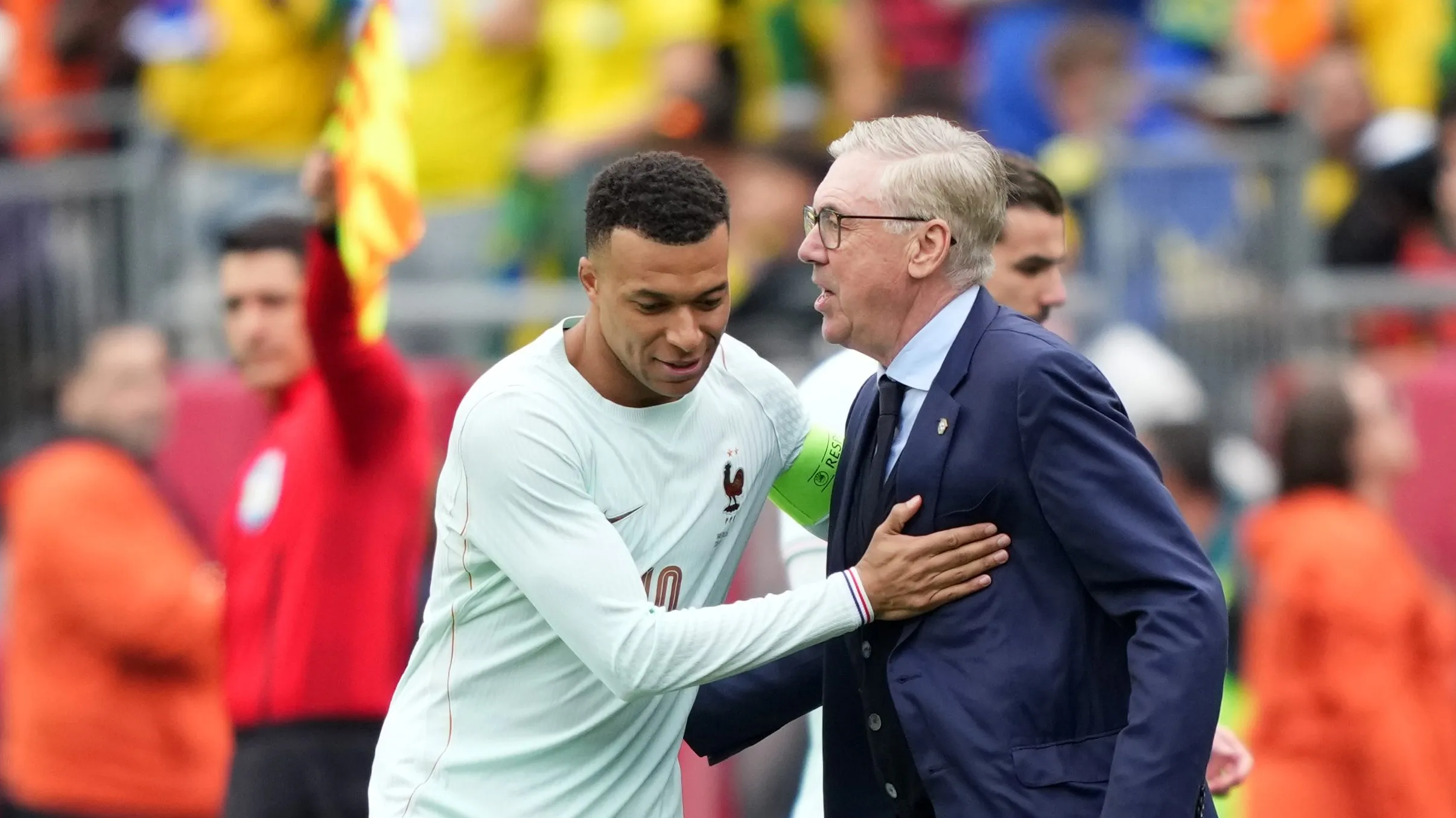 Mbappé e Ancelotti durante amistoso – (Photo by Michael Owens/Getty Images)
