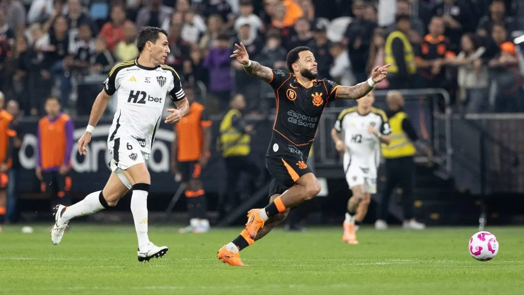 SP – SAO PAULO – 18/10/2025 – BRASILEIRO A 2025, CORINTHIANS X ATLETICO-MG – Memphis Depay jogador do Corinthians durante partida contra o Atletico-MG no estadio Arena Corinthians pelo campeonato Brasileiro A 2025. Foto: Joisel Amaral/AGIF