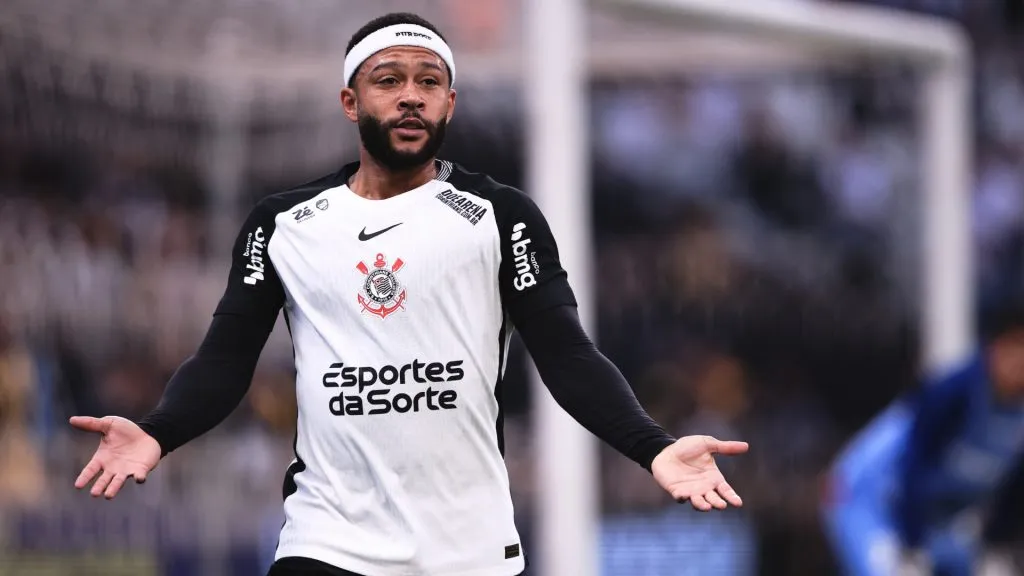 Memphis Depay em ação pelo Corinthians no Campeonato Brasileiro – Foto: Ettore Chiereguini/AGIF