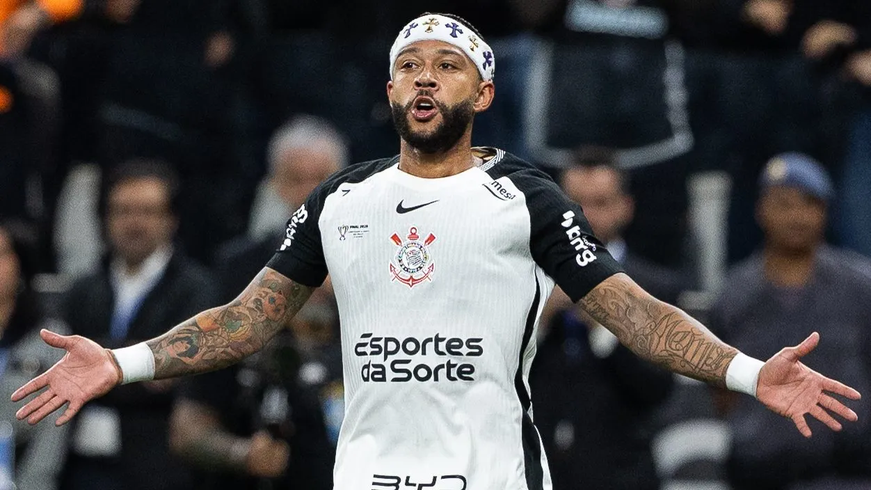 Memphis Depay durante o jogo de ida da final da Copa Betano do Brasil nna Neo Química Arena – Foto: Joisel Amaral/AGIF