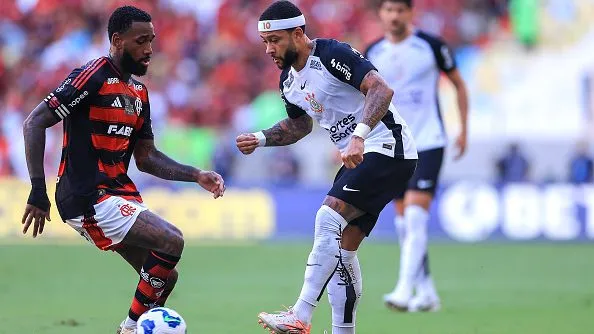 Memphis Depay disputando lance com Gerson. Foto: Buda Mendes/Getty Images