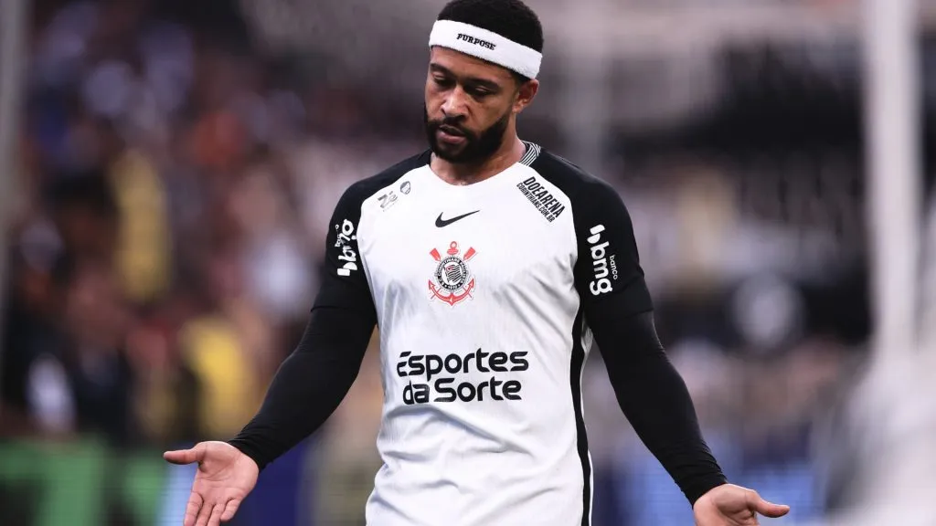 Depay lamentando oportunidade perdida em Corinthians x Fortaleza – Foto: Ettore Chiereguini/AGIF