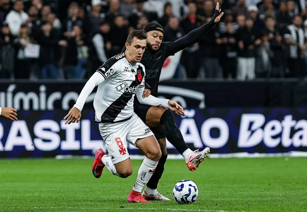 Memphis Depay jogador do Corinthians disputa lance com Lucas Piton jogador do Vasco durante partida no estadio Arena Corinthians pelo campeonato Brasileiro A 2025. Foto: Fabio Giannelli/AGIF
