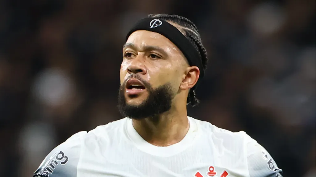 Memphis Depay jogando pelo Corinthians. Foto: Joisel Amaral/AGIF