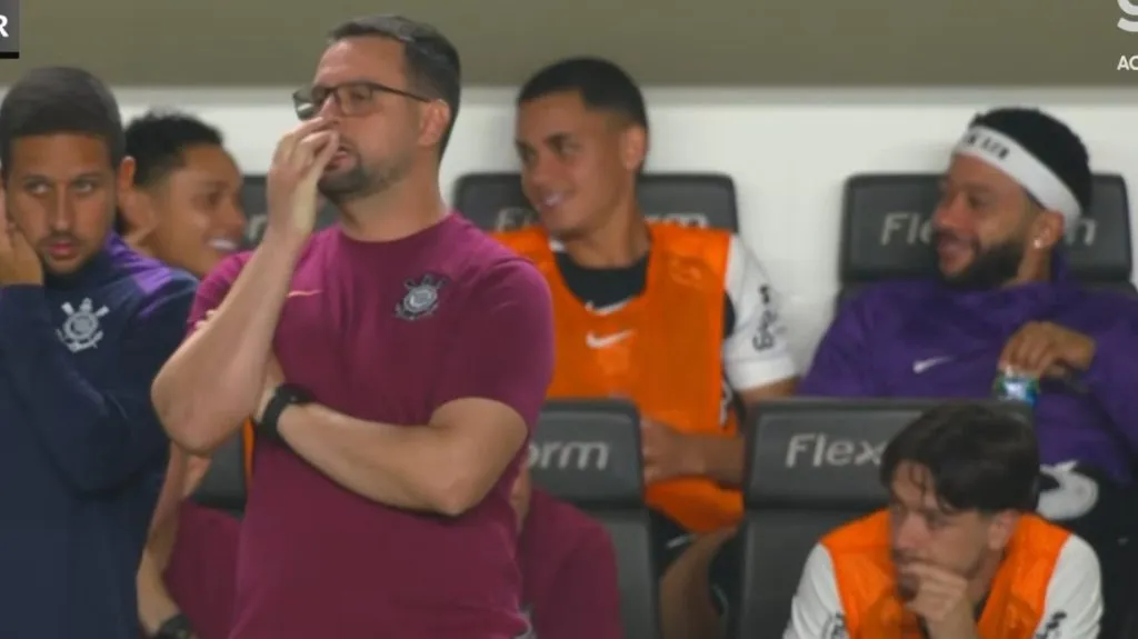 Memphis aparece ao fundo fazendo gracinha com companheiros do banco do Timão – Foto: Reprodução/Ge TV