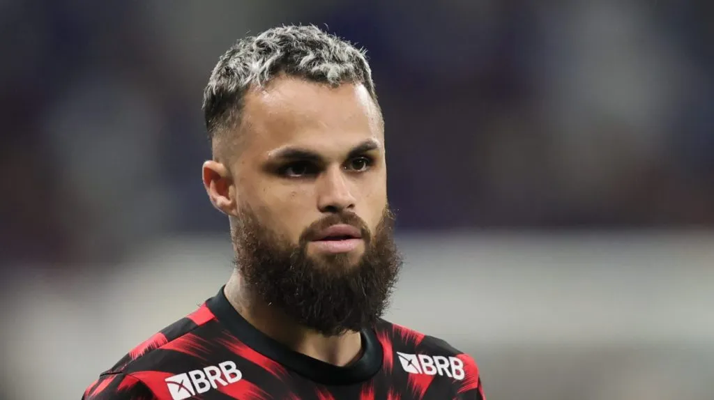 Michael jogador do Flamengo durante aquecimento – Foto: Gilson Lobo/AGIF