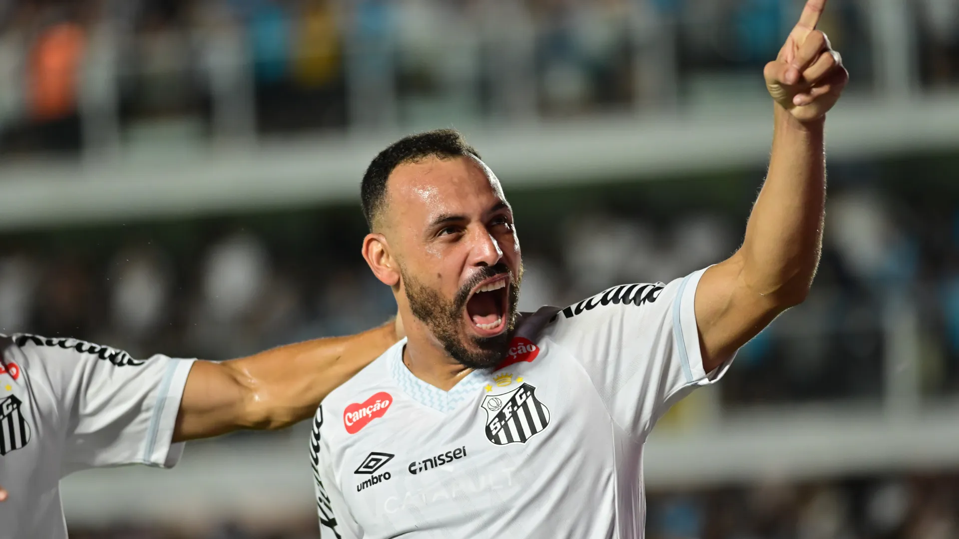 Moisés comemorando após marcar pelo Santos na Vila Belmiro – Foto: Jota Erre/AGIF