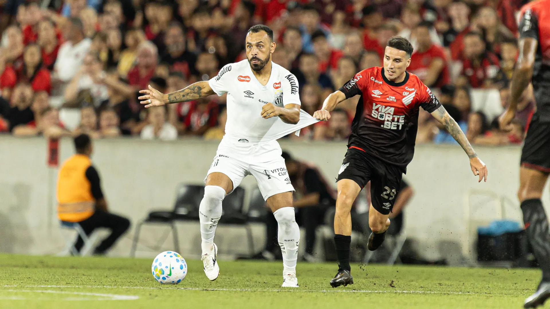Moisés em campo atuando pelo lado esquerdo – Foto: Paulo De Tarso/AGIF