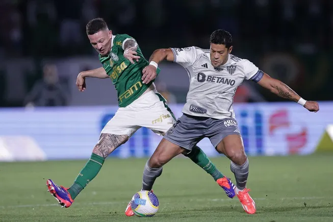 Moreno jogador do Palmeiras disputa lance com Hulk jogador do Atletico-MG – Foto: Ettore Chiereguini/AGIF
