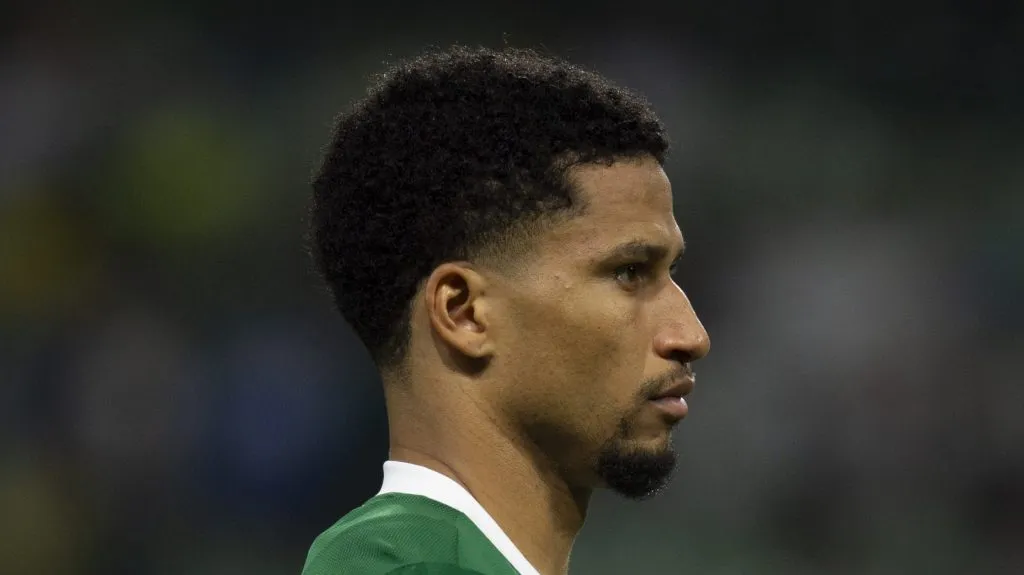 Foto: Anderson Romao/AGIF – Murilo teria sofrido falta do jogador do Bragantino e juiz ignorou.