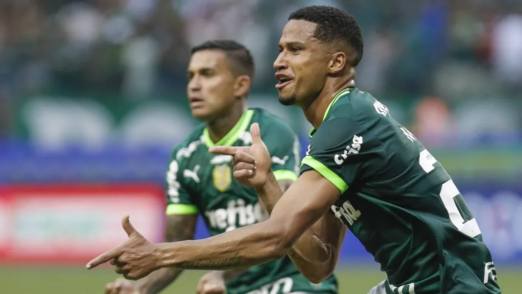 Murilo comemora gol fazendo arma - Ricardo Moreira/Getty Images