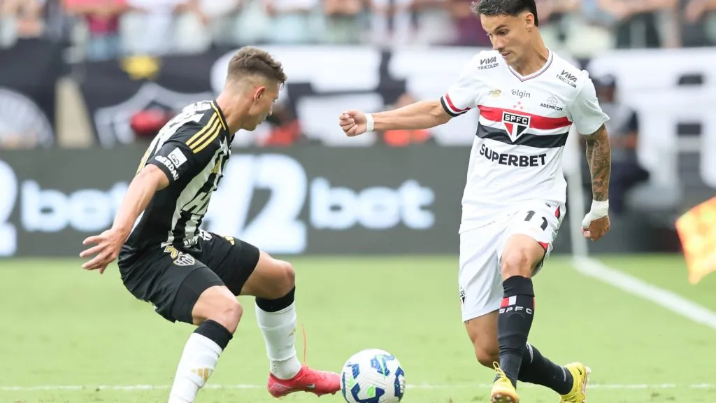 Natanael jogador do Atlético-MG disputa lance com Ferreira jogador do São Paulo  – Foto: Gilson Lobo/AGIF