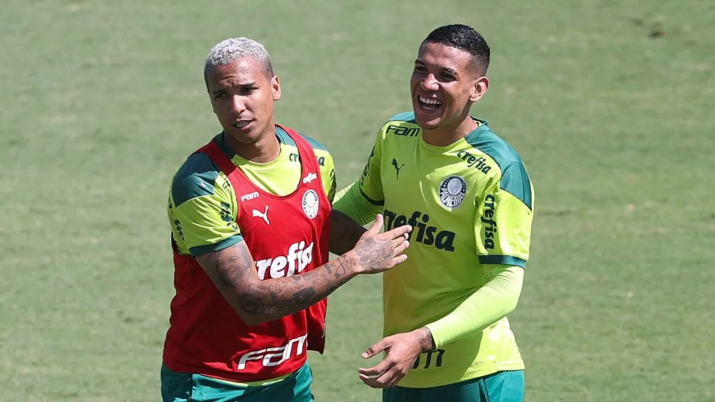 Os jogadores Deyverson e Naves (D), da SE Palmeiras, durante treinamento, na Academia de Futebol. (Foto: Cesar Greco)