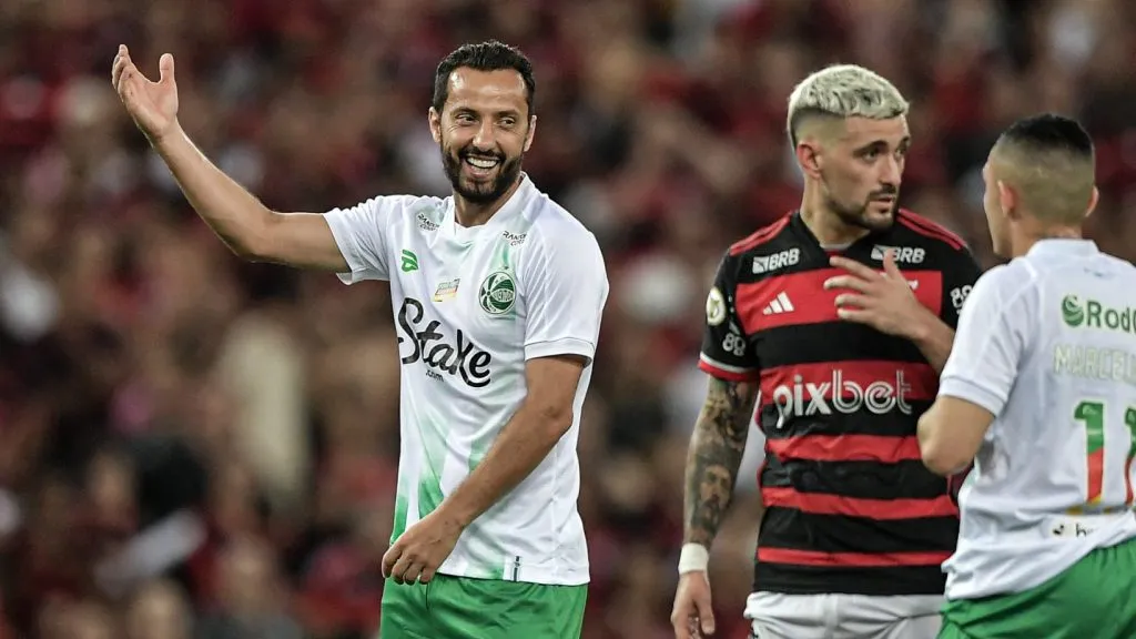 Nenê, jogador mais velho do Brasileirão, durante partida contra o Flamengo – Foto: Thiago Ribeiro/AGIF