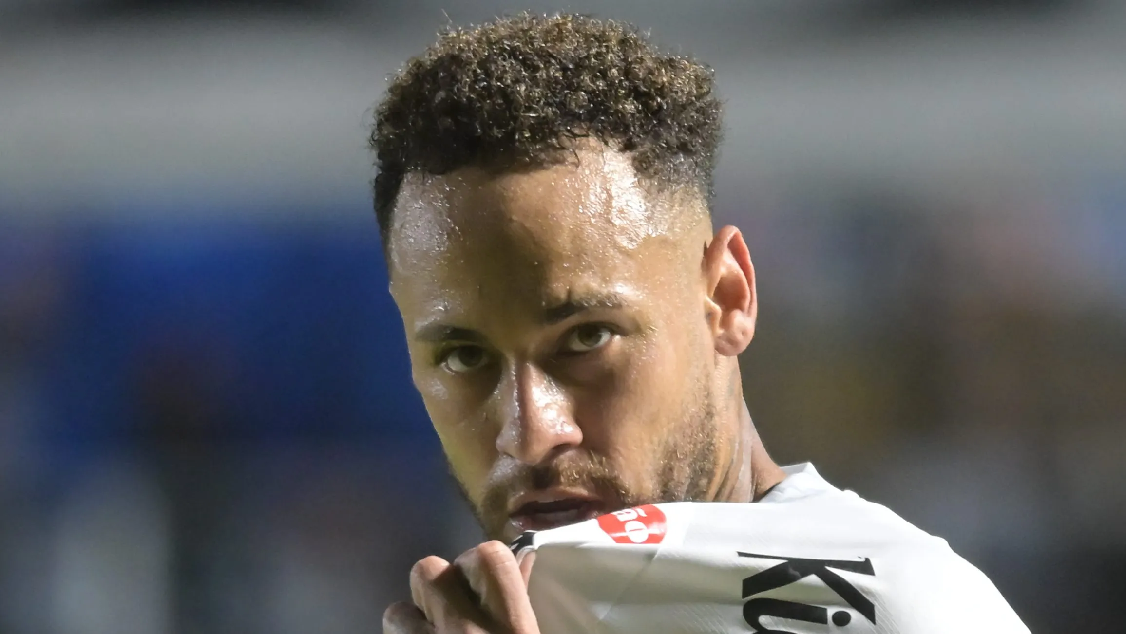 Neymar vem sofrendo com lesões no Santos e é dúvida para lista final de Ancelotti para a Copa – Foto: Jota Erre/AGIF