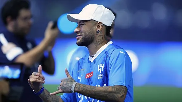 Neymar durante partida. Foto: Yasser Bakhsh/Getty Images