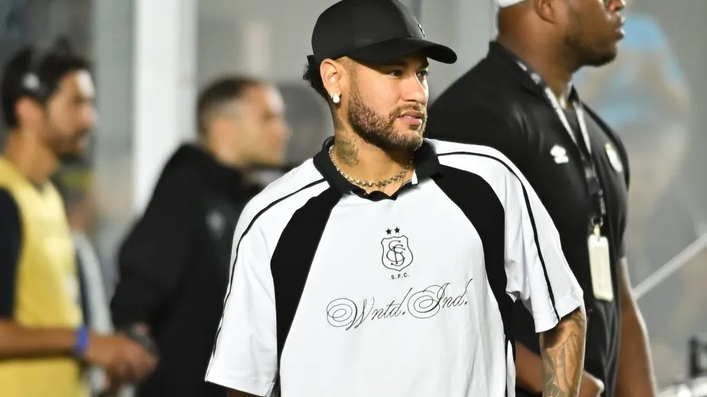 SP – SANTOS – 15/10/2025 – BRASILEIRO A 2025, SANTOS X CORINTHIANS – Neymar jogador do Santos  antes da partida contra o Corinthians no estadio Vila Belmiro pelo campeonato Brasileiro A 2025. Foto: Jota Erre/AGIF