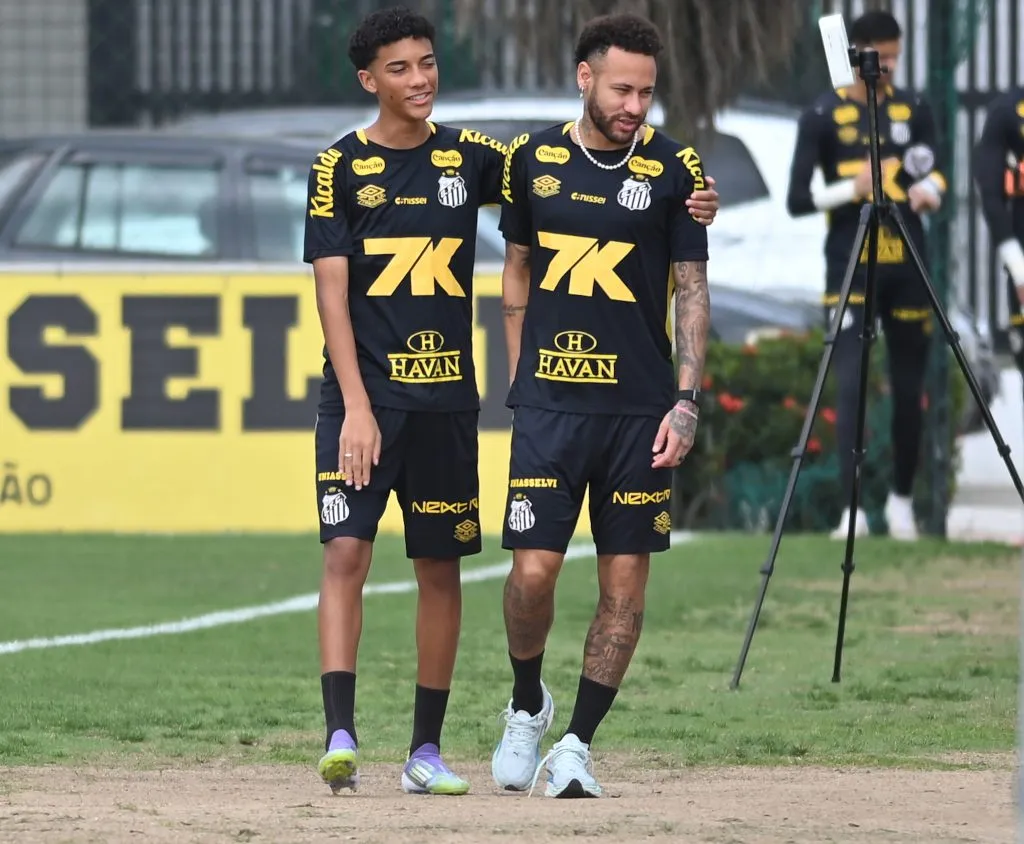 Neymar ao lado de Robinho Jr, na última semana. Foto: Jota Erre/AGIF