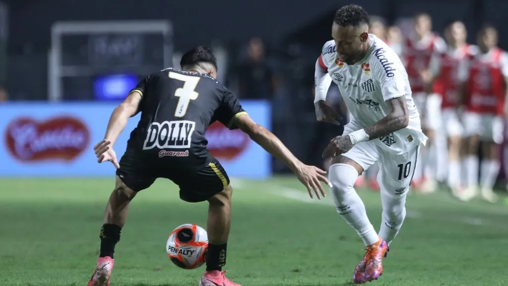 Neymar aplicando drible. Foto: Reinaldo Campos/AGIF