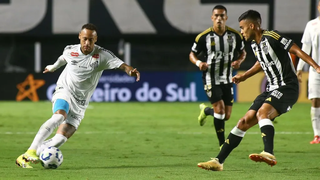 Neymar enfrentando o Atlético. Foto: Mauricio De Souza/AGIF