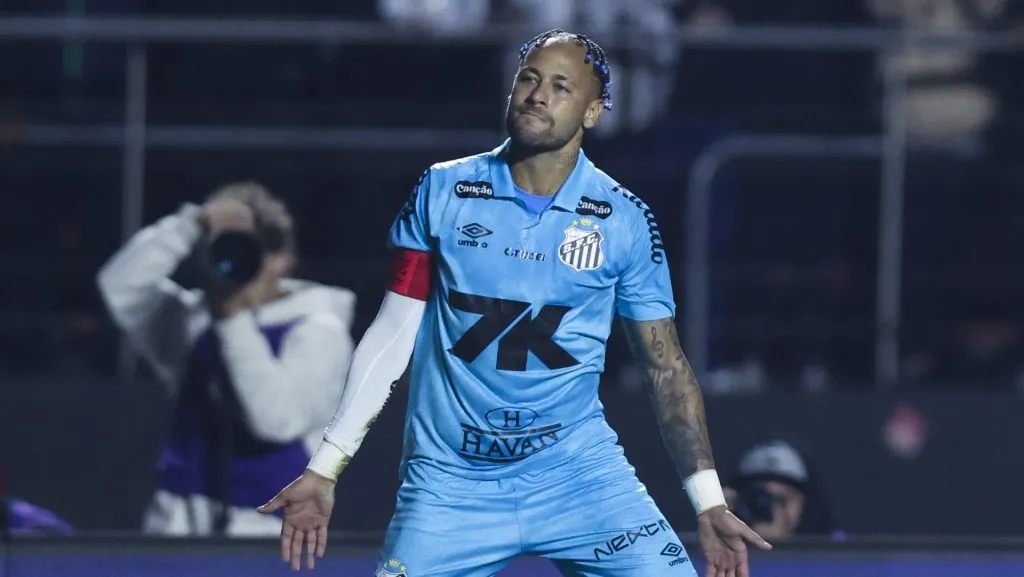 Neymar reprovou gramado sintético do Allianz Parque - (Foto:  Alexandre Schneider/Getty Images).