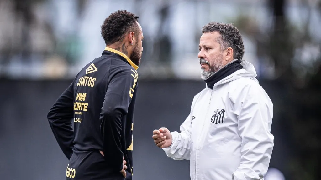 Neymar conversa com Cleber Xavier