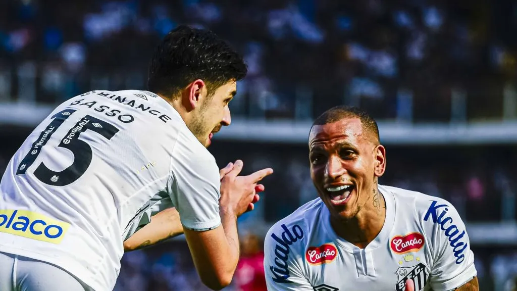 Foto: IMAGO / Fotoarena – Otero também teve boa atuação na vitória do Santos e foi elogiado pelos torcedores.