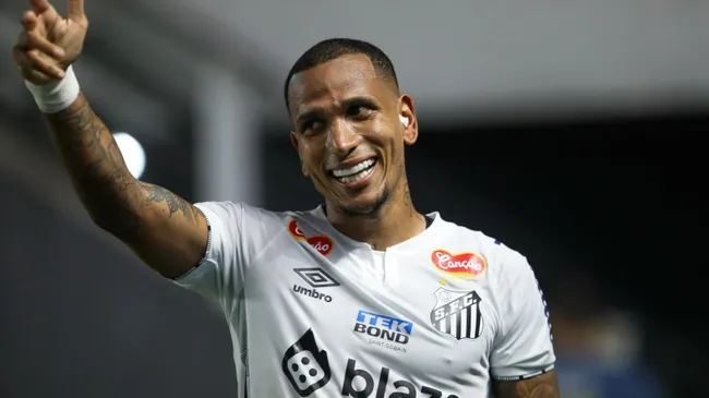 Jogador em jogo do Santos.