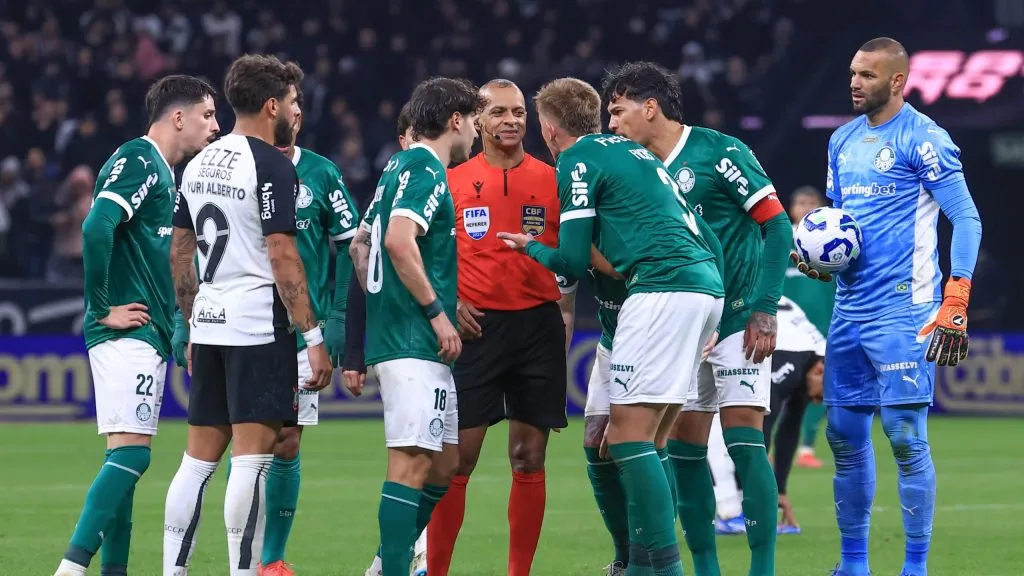 Palmeiras reclamou muito da arbitragem - Foto: Marcello Zambrana/AGIF.