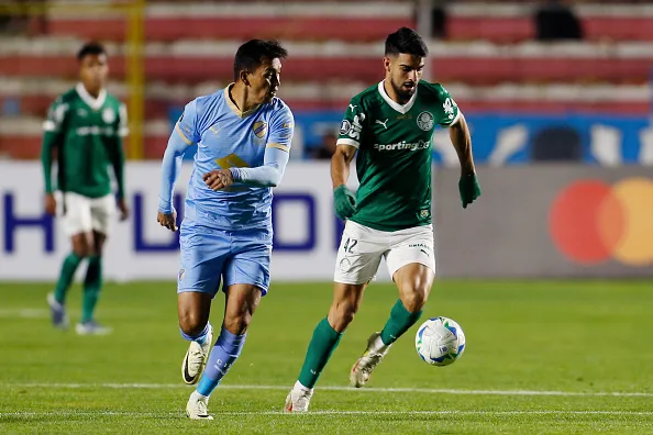 MIRAFLORES, BOLIVIA – APRIL 24: José Lopez of Palmeiras controls the ball during the Copa CONMEBOL Libertadores 2025 Group G match between Bolivar and Palmeiras  at Estadio Hernando Siles on April 24, 2025 in Miraflores, Bolivia. (Photo by Gaston Brito Miserocchi/Getty Images)