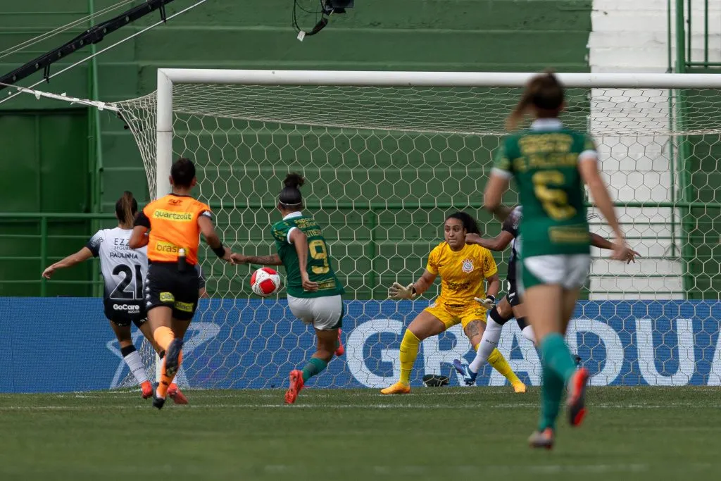 Lelê, do Corinthians, falha ao defender pênalti de Amanda Gutierres, que garantiu o título do Paulistão Feminino para o Palmeiras. Foto:  Rebeca Reis/Ag. Paulistão/Centauro
