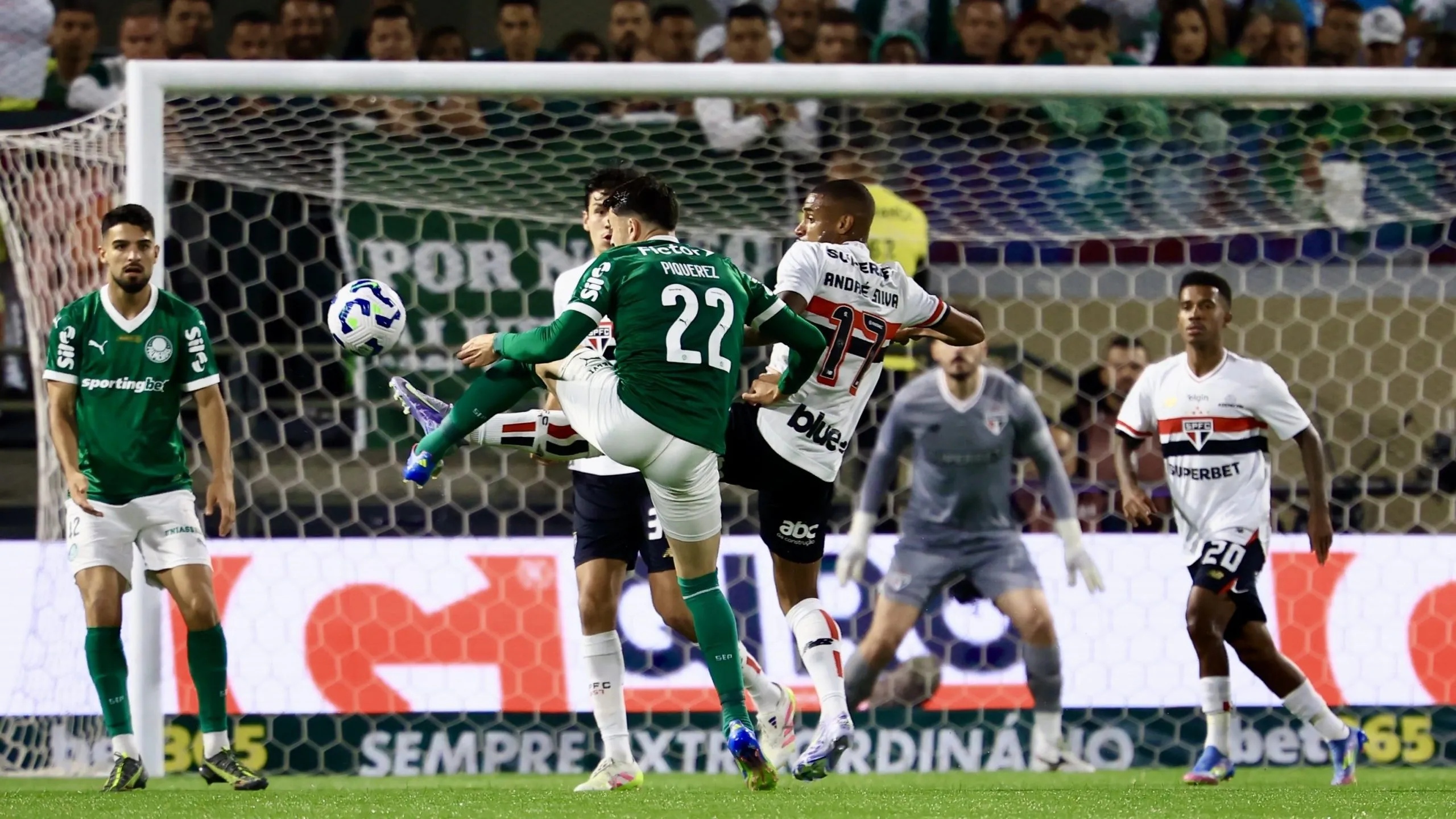 Piquerez, jogador do Palmeiras durante partida contra o Sao Paulo no estadio Arena Barueri pelo campeonato Brasileiro A 2025. Foto: Marcello Zambrana/AGIF