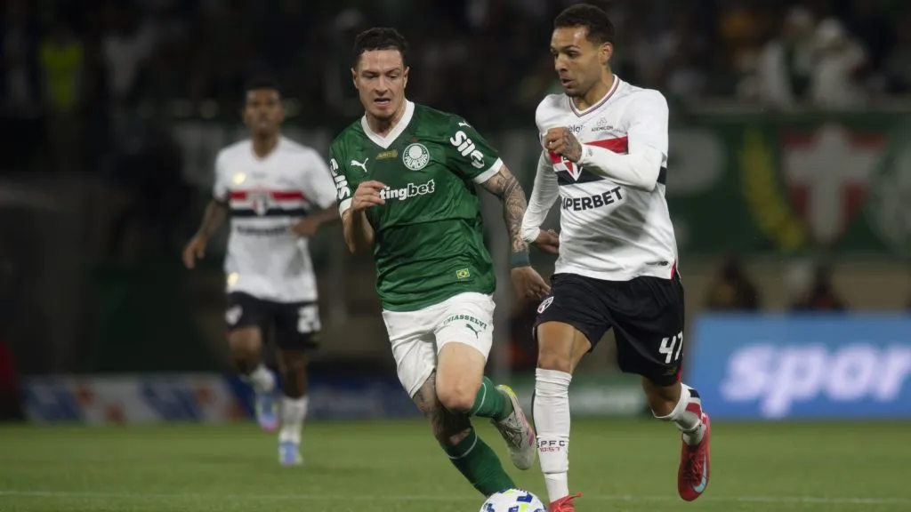 Anibal Moreno, jogador do Palmeiras, disputa lance com Mateus Alves, jogador do Sao Paulo, durante partida no estadio Arena Barueri pelo campeonato Brasileiro A 2025. Foto: Anderson Romao/AGIF