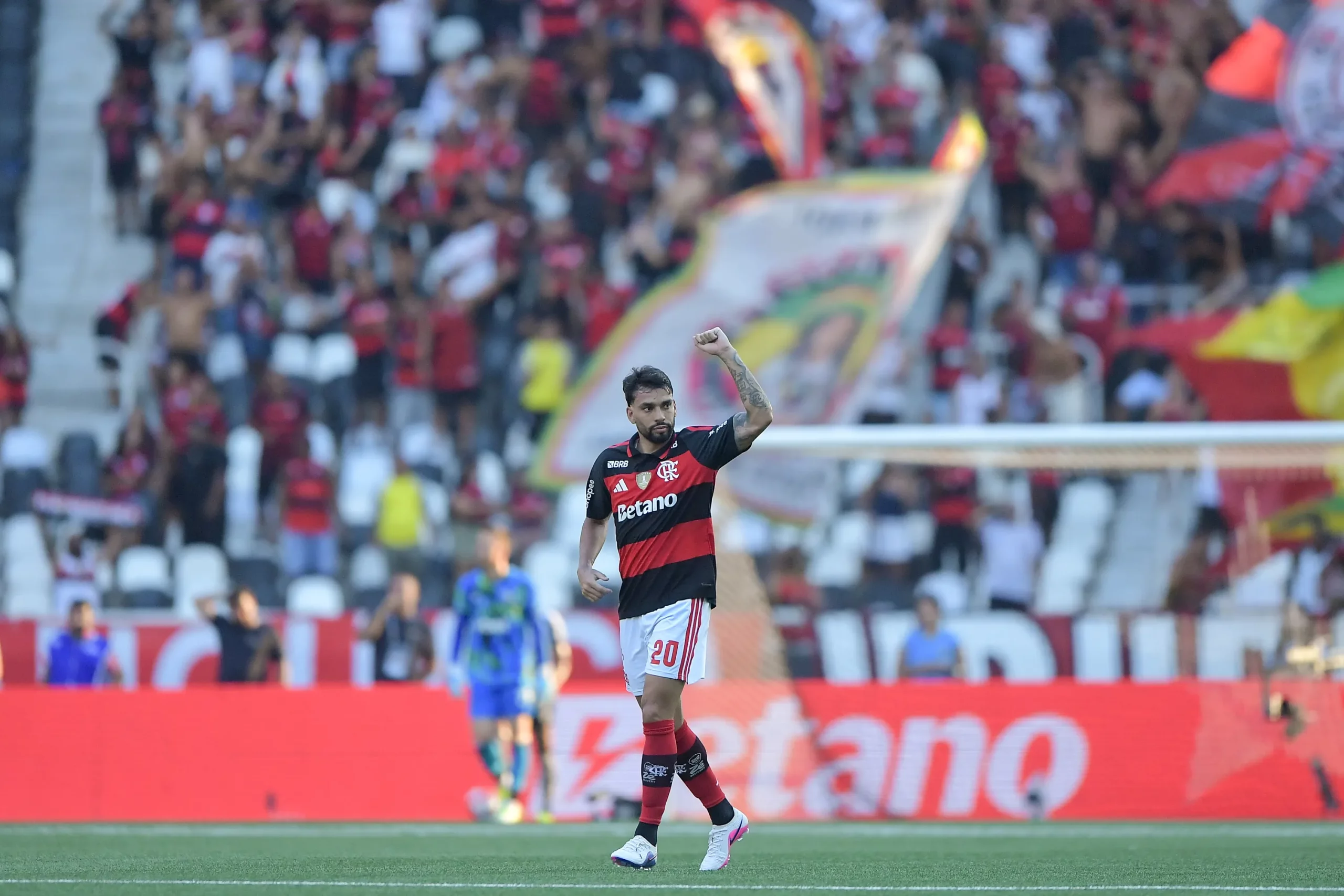 RJ – RIO DE JANEIRO – 15/02/2026 – CARIOCA 2026, BOTAFOGO X FLAMENGO – Paqueta jogador do Flamengo comemora seu gol durante partida contra o Botafogo no estadio Engenhao pelo campeonato Carioca 2026. Foto: Thiago Ribeiro/AGIF