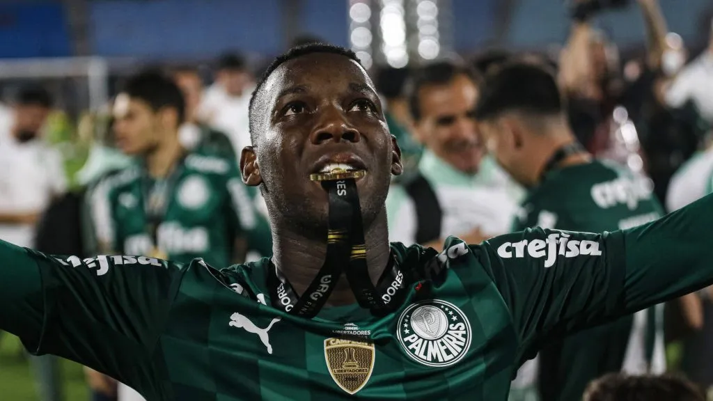 Patrick de Paula mordendo a medalha com mãos ao céu pelo Palmeiras - Foto: IMAGO