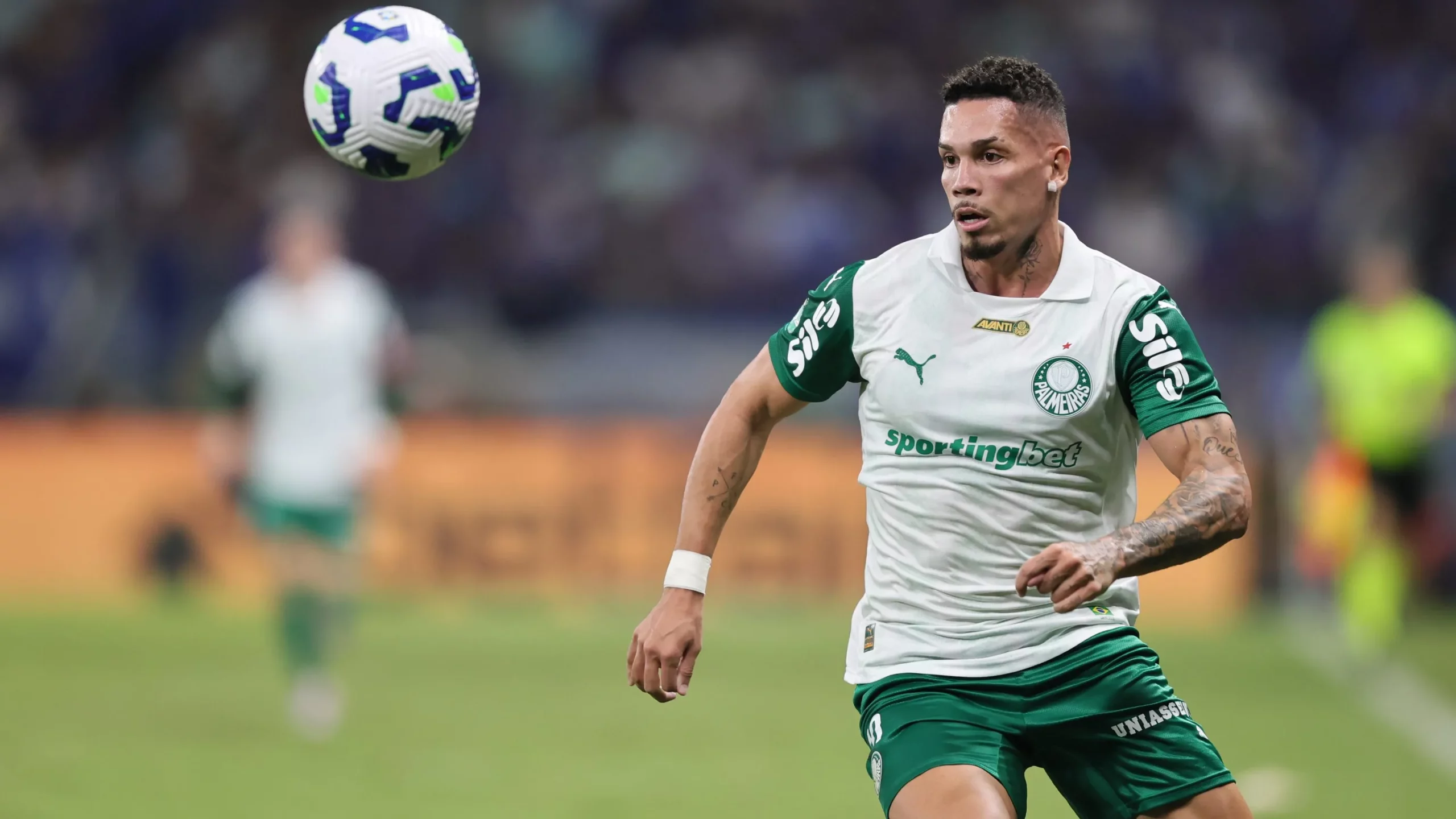 MG – BELO HORIZONTE – 01/06/2025 – BRASILEIRO A 2025, CRUZEIRO X PALMEIRAS – PAULINHO jogador do Palmeiras durante partida contra o Cruzeiro no estadio Mineirao pelo campeonato Brasileiro A 2025. Foto: Gilson Lobo/AGIF